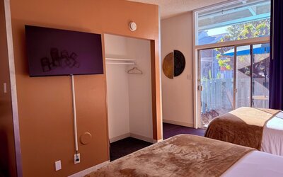 Foghorn Harbor Inn
