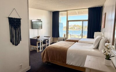 Foghorn Harbor Inn