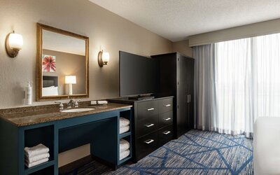 Suite, 1 King Bed, Accessible Bathtub