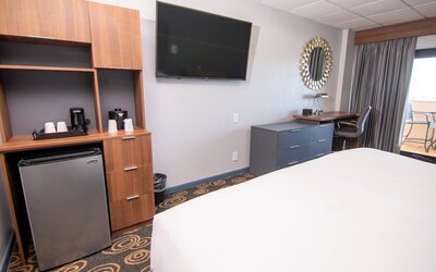 Junior Suite, 1 King Bed, Non Smoking, Balcony