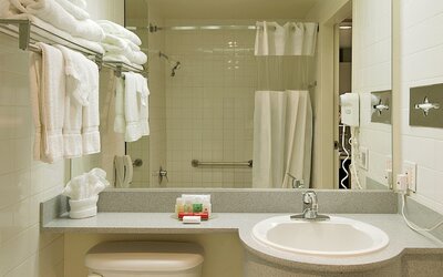 Ramada Plaza by Wyndham West Hollywood Hotel & Suites