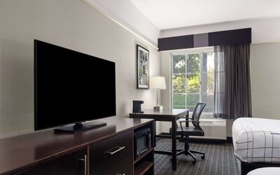 La Quinta Inn & Suites by Wyndham Santa Clarita - Valencia