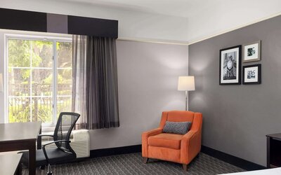 La Quinta Inn & Suites by Wyndham Santa Clarita - Valencia