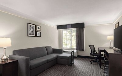 La Quinta Inn & Suites by Wyndham Santa Clarita - Valencia