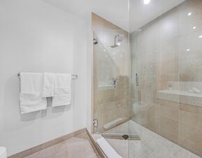 The Crosby Exclusive Condo - Pool & Gym
