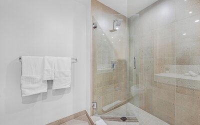 The Crosby Exclusive Condo - Pool & Gym