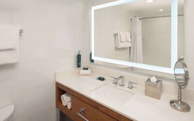 DoubleTree by Hilton Miami North I-95