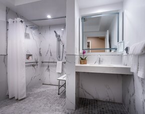 Beverly Hills Plaza Hotel & Spa