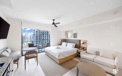 Chic & Cozy Downtown Studio - City Views