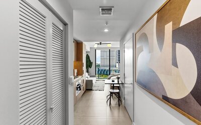 Prime Downtown w Skyline View