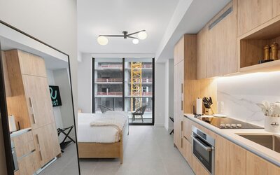 Prime Downtown w Skyline View