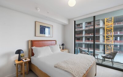 Prime Downtown w Skyline View