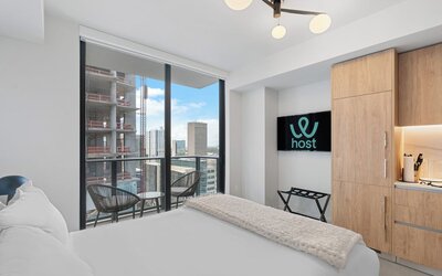 Prime Downtown w Skyline View