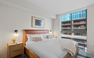Prime Downtown w Skyline View
