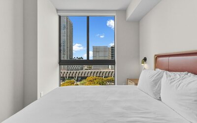 Prime Downtown w Skyline View