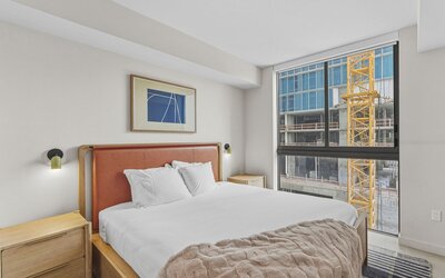 Prime Downtown w Skyline View