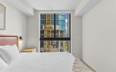 Prime Downtown w Skyline View