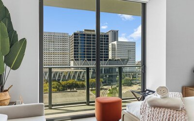 Prime Downtown w Skyline View
