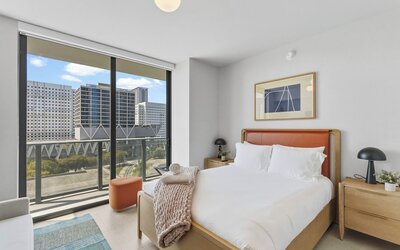 Prime Downtown w Skyline View