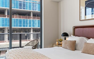 Prime Downtown w Skyline View