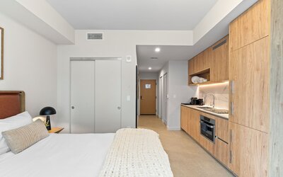 Prime Downtown w Skyline View