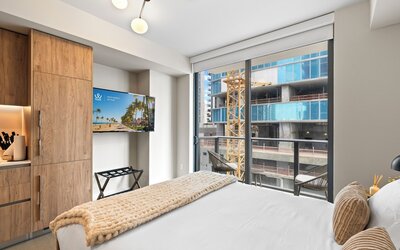 Prime Downtown w Skyline View