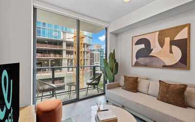 Prime Downtown w Skyline View