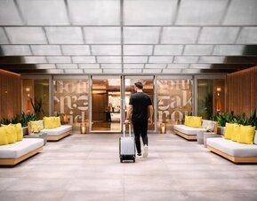 RS Suites - The AKA Residence