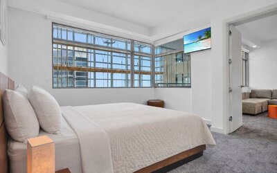 RS Suites - The AKA Residence