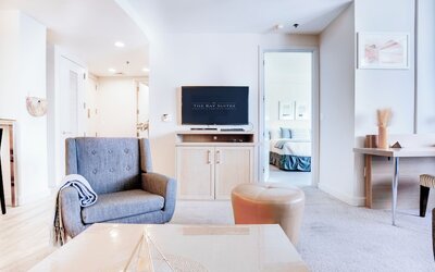 RS Suites - The AKA Residence