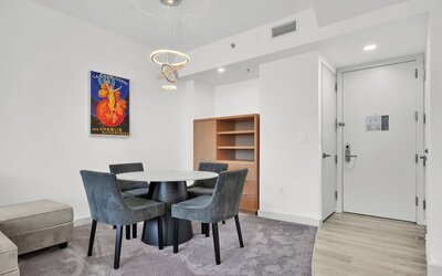 RS Suites - The AKA Residence