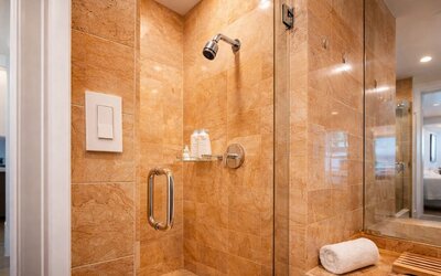 RS Suites - The AKA Residence