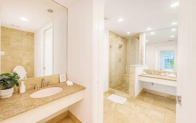 RS Suites - The AKA Residence