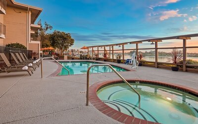 Executive Inn & Suites Embarcadero Cove
