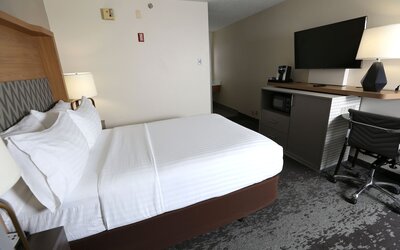 Holiday Inn & Suites Chicago North Shore (Skokie) by IHG