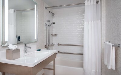 DoubleTree by Hilton Chicago - North Shore Conference Center