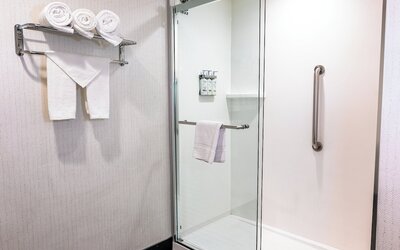 Holiday Inn & Suites Oakland Airport by IHG