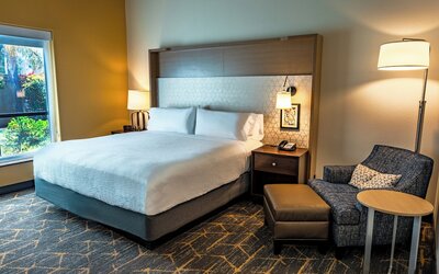 Holiday Inn & Suites Oakland Airport by IHG
