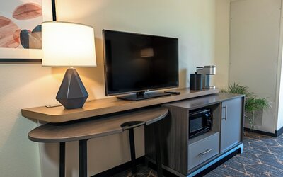 Holiday Inn & Suites Oakland Airport by IHG