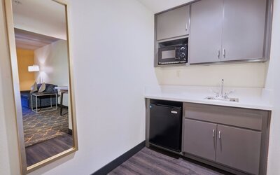 Holiday Inn & Suites Oakland Airport by IHG