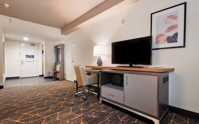 Holiday Inn & Suites Oakland Airport by IHG