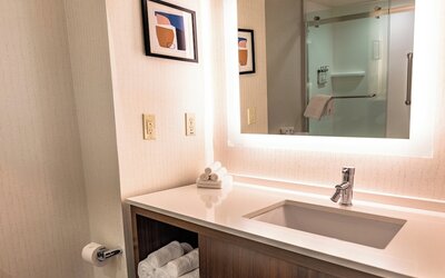 Holiday Inn & Suites Oakland Airport by IHG