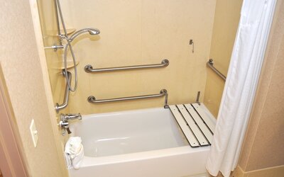 Holiday Inn & Suites Oakland Airport by IHG