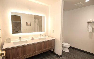 Holiday Inn & Suites Oakland Airport by IHG