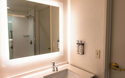 Holiday Inn & Suites Oakland Airport by IHG