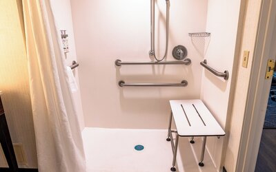 Holiday Inn & Suites Oakland Airport by IHG