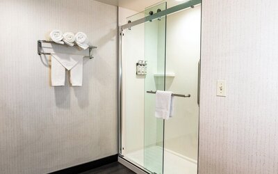 Holiday Inn & Suites Oakland Airport by IHG
