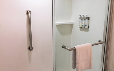 Holiday Inn & Suites Oakland Airport by IHG
