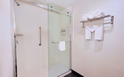 Holiday Inn & Suites Oakland Airport by IHG