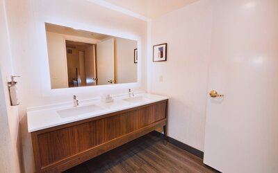 Holiday Inn & Suites Oakland Airport by IHG
